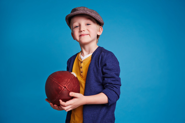 Petit garçon mignon avec balle de rugby
 - Photo, image