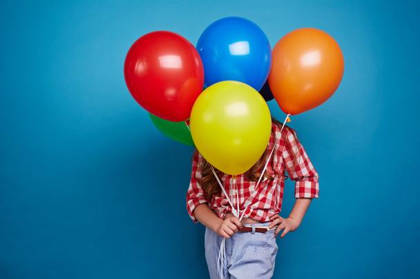 Menina mostrando balões multi-color
 - Foto, Imagem