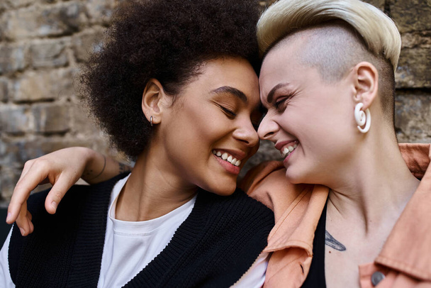 Diverse lesbische Paare in Café-Umgebung, genießen einander Gesellschaft. - Foto, Bild