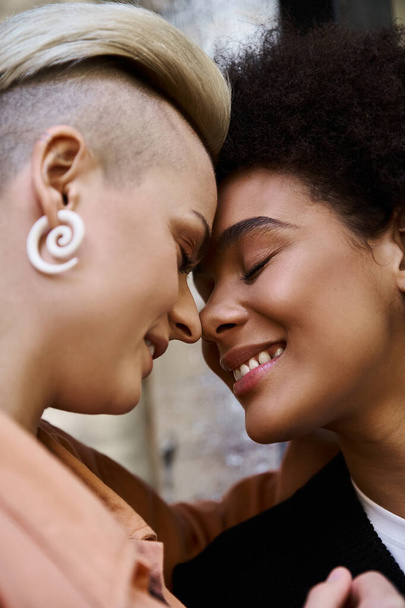 Zróżnicowana para pięknych lesbijek cieszy się randką w kawiarni. - Zdjęcie, obraz