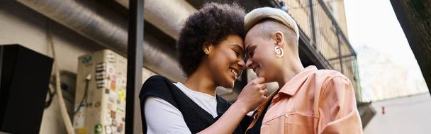Různorodá dvojice lesbiček stojící spolu v kavárně, vyzařující krásu a lásku. - Fotografie, Obrázek