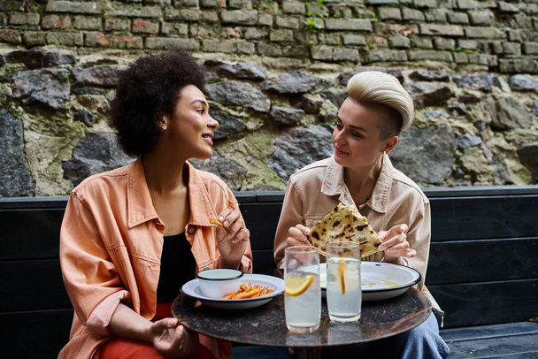 Two women enjoying a meal together at a cafe. - Foto, Bild