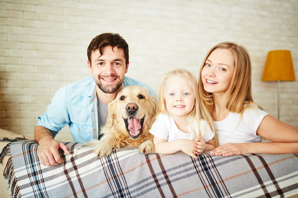 Paar mit Tochter und Hund - Foto, Bild