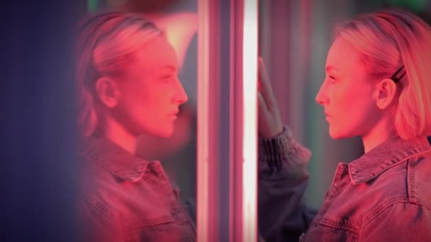 Magabiztos nő személy mozgó belső terem tükrök látva önreflexió - Felvétel, videó