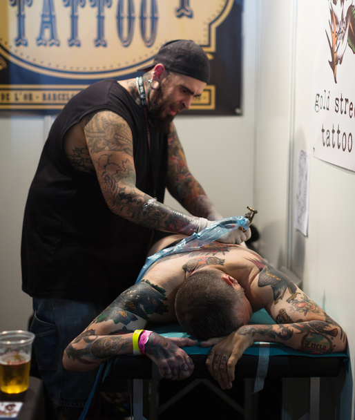 Professional artist doing tattoo - Zdjęcie, obraz