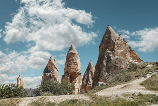 Capadocia. El valle de la espada. Vista con rocas con lanzas extrañas. Turquía - Foto, imagen