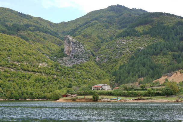 Οικισμός δίπλα στη λίμνη Κομάν της Αλβανίας - Φωτογραφία, εικόνα