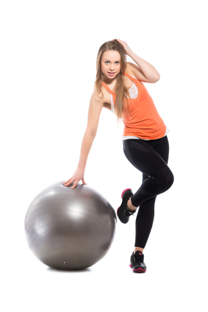 Kobieta robi ćwiczenia na fit ball - Zdjęcie, obraz