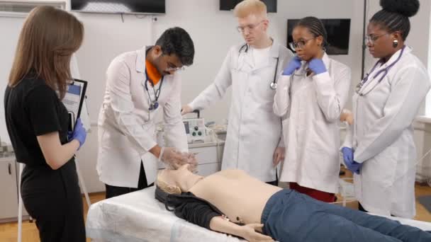 Médicos realizando procedimiento en el paciente - Metraje, vídeo