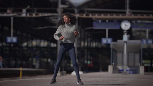 ハッピー 若い 女性 ととも に カーリー ヘア ダンシング に シティ ストリート スロー 動き  - 映像、動画