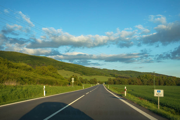 Kilátás az autópályára Dél-Szlovákiában.Kora tavasz. Kiváló minőségű fénykép - Fotó, kép