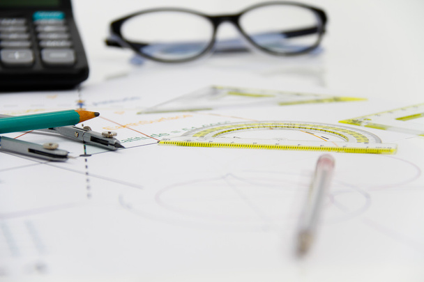Proyecto de arquitectura empresarial, par de brújulas, gafas, regla
 - Foto, imagen