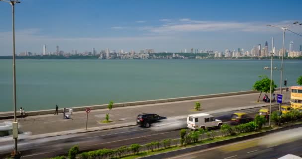 31.října 2019 - MUMBAI, INDIA: Včas slavné kultovní turistické atrakce v Bombaji Náhrdelník Queen 's Necklace Marine řídit provoz s auty. Bombaj, Maháráštra, Indie. Vodorovná skořepina kamery - Záběry, video