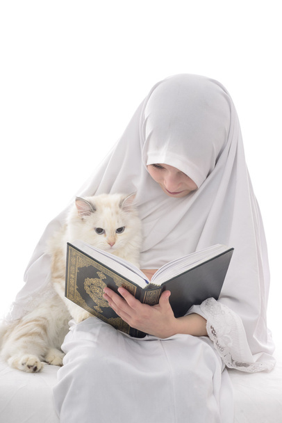 Ragazza musulmana e gatto lettura del libro sacro
 - Foto, immagini