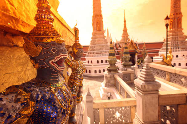 El templo de Wat Phra Kaew en la ciudad de Bangkok
 - Foto, imagen