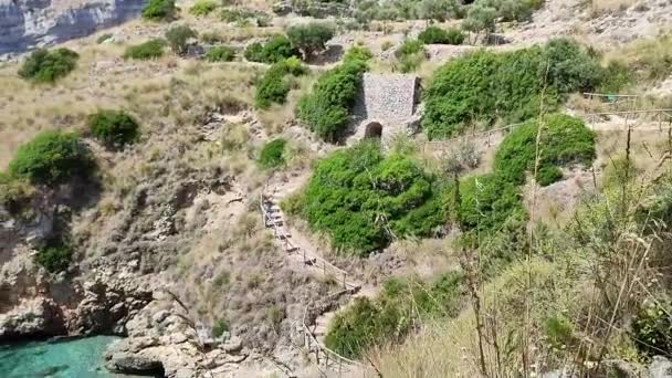 Massa Lubrense - 2023. szeptember 6.: Panoráma arról az útról, amely a kis Nerano faluból a Ieranto-öbölbe vezet - Felvétel, videó