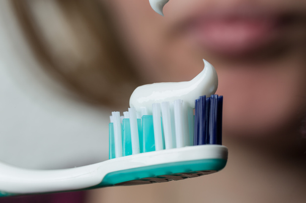 Nettoyage des dents avec un appareil dentaire
 - Photo, image