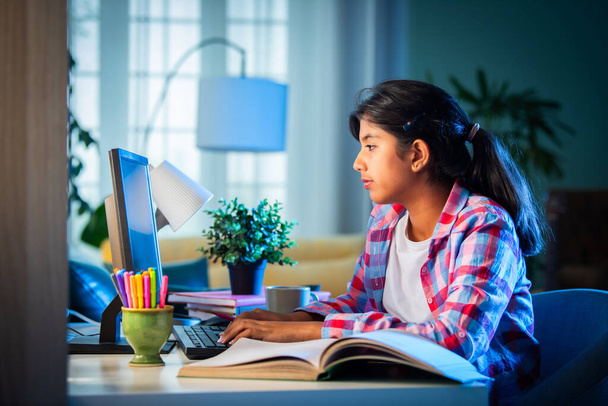 Indiano asiatico giovanissima ragazza studiare a casa utilizzando personal computer, casa educazione concetto - Foto, immagini