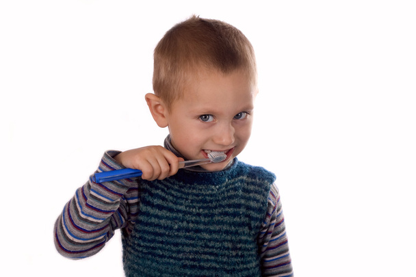 Niño cepillándose los dientes después del baño
 - Foto, Imagen