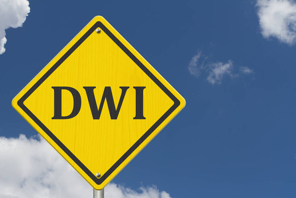  Žlutá výstražná značka DWI s oblohou - Fotografie, Obrázek