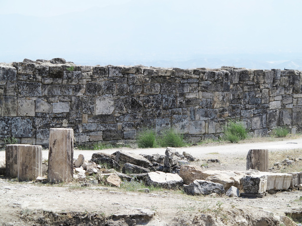sloupce a ruiny starověkého chrámu artemis - 写真・画像
