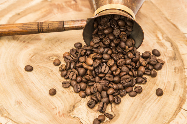 木製の背景にコーヒー豆とコーヒー ポット - 写真・画像