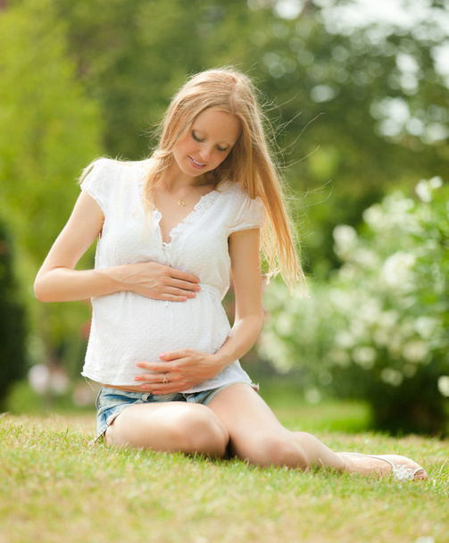  pregnant woman on the grass   - Foto, immagini