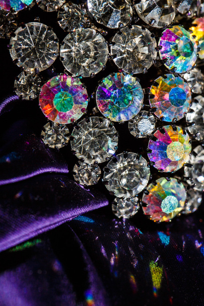 Brož s brilantní kameny na fialovou tkaninou - Fotografie, Obrázek