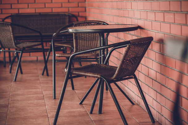 typische Kaffeeterrasse mit Tischen und Stühlen - Foto, Bild