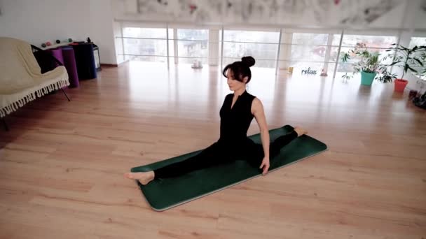 Yoga yapan kadın spor salonunda vücut egzersizi yapıyor. Eka Pada Rajakapotasana pozu veren kadın. Zen, sağlık ve refah için meditasyon yapan bir kadın. Motivasyon. Etkin yaşam biçimi - Video, Çekim
