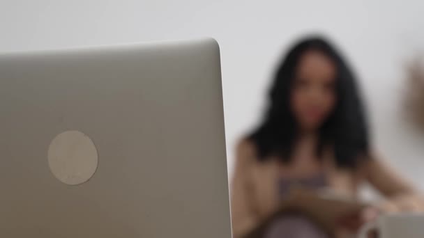 Telefonda konuşan Afro-Amerikalı bir kadın, internet üzerinde önemli bir iş için dizüstü bilgisayar kullanırken, aynı zamanda telesal yapıyor. Evde çalışan sekreter veya çevrimiçi içerik yazma. - Video, Çekim