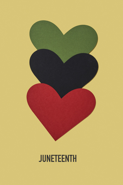 текст juneteenth и три сердца с цветами черно-освободительного флага, зеленого, черного и красного, он же афроамериканский флаг - Фото, изображение