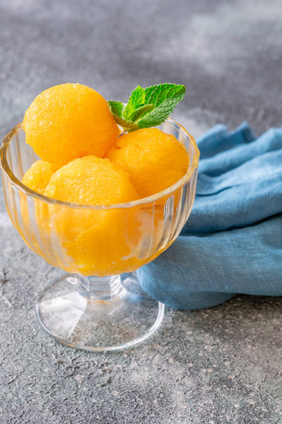 Łyżka sorbetu mango w szklanej misce - Zdjęcie, obraz