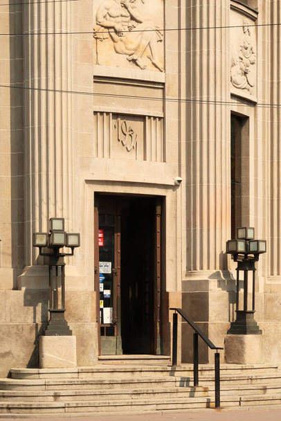 A entrada do edifício histórico art déco que abriga o correio, correios em Nis, Sérvia 2022 - Foto, Imagem