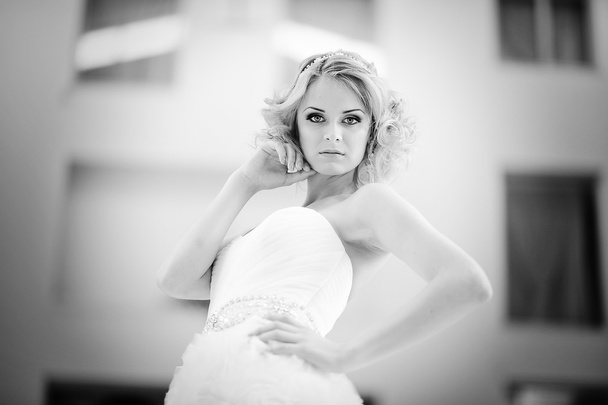 Young beautiful blonde model bride - Foto, afbeelding