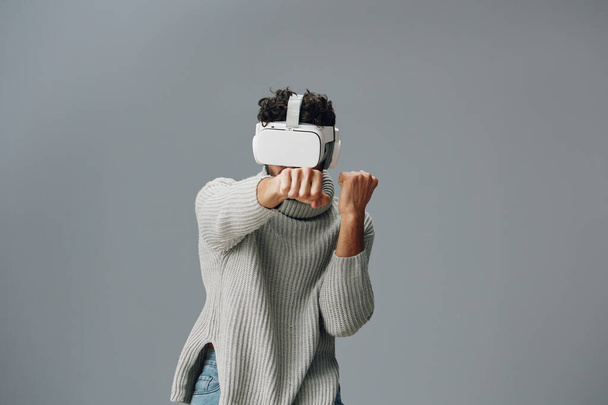 Osoba žena vr žena virtuální gadget simulátor zařízení headset zábava digitální futuristické tech inovace brýle hra realita technologie - Fotografie, Obrázek