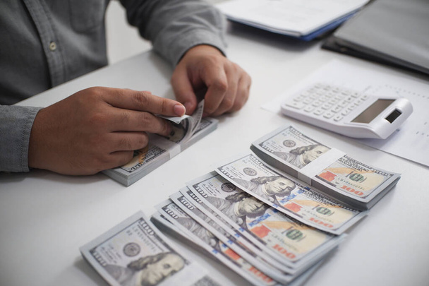 Αγνώριστος επιχειρηματίας, λογιστής, τραπεζίτης μετρώντας χρήματα στο χώρο εργασίας, λευκό φόντο. - Φωτογραφία, εικόνα