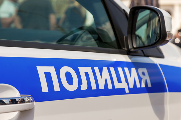 Η επιγραφή στο Διοικητικό Συμβούλιο ενός αστυνομικού αυτοκινήτου. Κείμενο σχετικά με Ρωσικά: " - Φωτογραφία, εικόνα