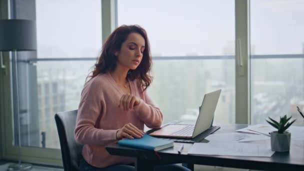 Gondos menedzser dolgozik laptop üveg távoli irodai közelkép. Összpontosított nő nyitott jegyzetfüzet elemzése pénzügyi jelentés a munkahelyen. Gyönyörű hölgy professzionális keres számítógép képernyő a konyhában  - Felvétel, videó