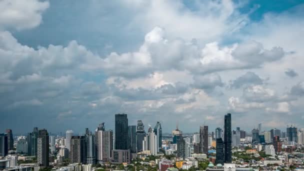 Zeitraffer von Gewitterwolken über hohen Wolkenkratzern des Bezirks Thong Lo in der Innenstadt von Bangkok - Filmmaterial, Video