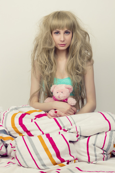 beautiful girl with toy in the bed - Foto, Imagen