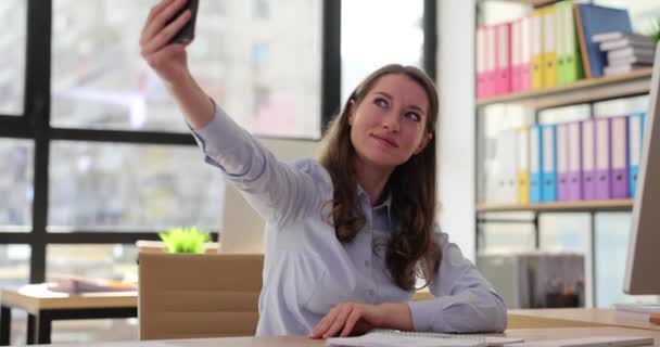 Kendine güvenen iş kadını ofiste selfie çekiyor. İş yerinde ve sosyal ağlarda narsisizm - Video, Çekim