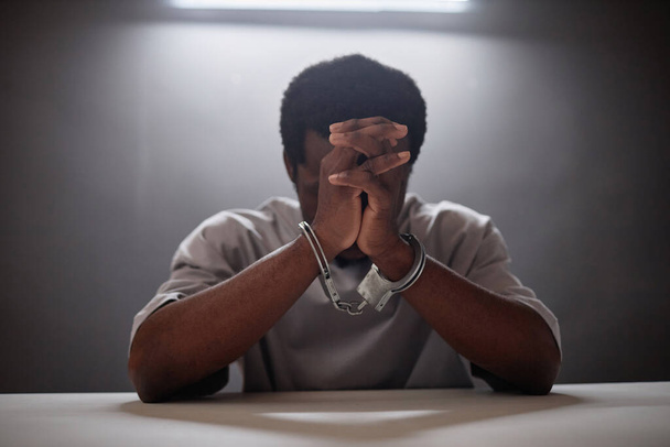 Afroamerikanischer junger Mann in Handschellen weint in Reue, als Krimineller verhaftet wird, Kopierraum - Foto, Bild