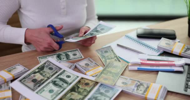 Une femme découpe cent dollars. Billets américains en papier - Séquence, vidéo