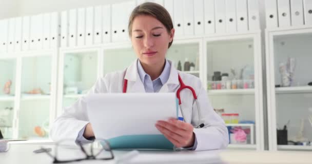 O médico revisa os registros médicos dos pacientes e os resultados dos testes. Estudar exames e documentos médicos - Filmagem, Vídeo