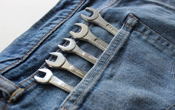 Close-up Hoek uitzicht van hoofden van de variëteit Diameter Glanzende Hex Spanners worden geplaatst in Jeans stof zak. Huishoudelijke hulpmiddelen en Home Renovatie Concept Stock Foto  - Foto, afbeelding
