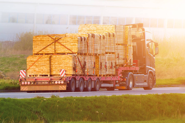 Dodávka stavebních materiálů pro nákladní automobil - Fotografie, Obrázek