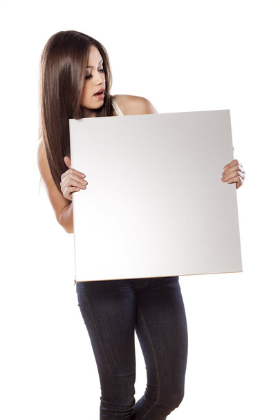 Hezká dívka drží prázdné desky - Fotografie, Obrázek