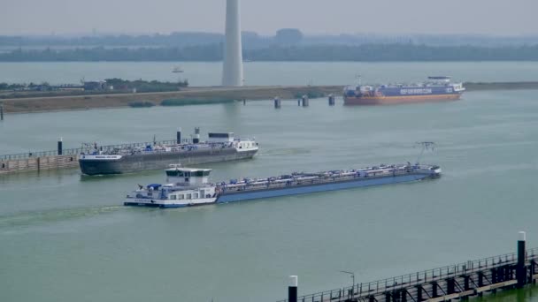 Cargo船は,オランダのフィリップスダムでクラーマーのロックを終了します. - 映像、動画