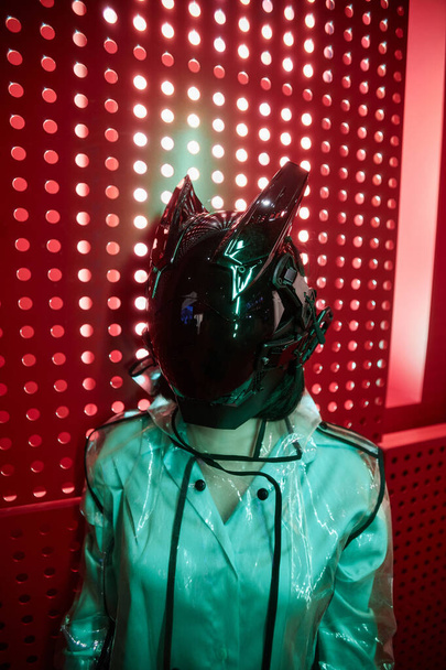 Függőleges portré névtelen személy visel futurisztikus robot maszk sci-fi stílus - Fotó, kép